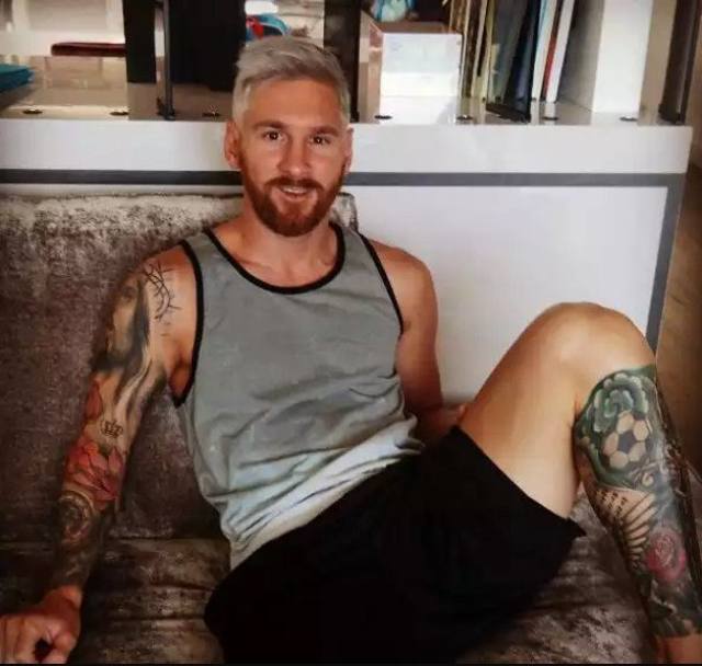 Nuovo look, tutto estivo, per Lionel Messi: barba folta rossiccia e soprattutto capello biondo platino. Ecco come da questa mattina il fuoriclasse del Barcellona si mostra sui social di tutto il mondo.